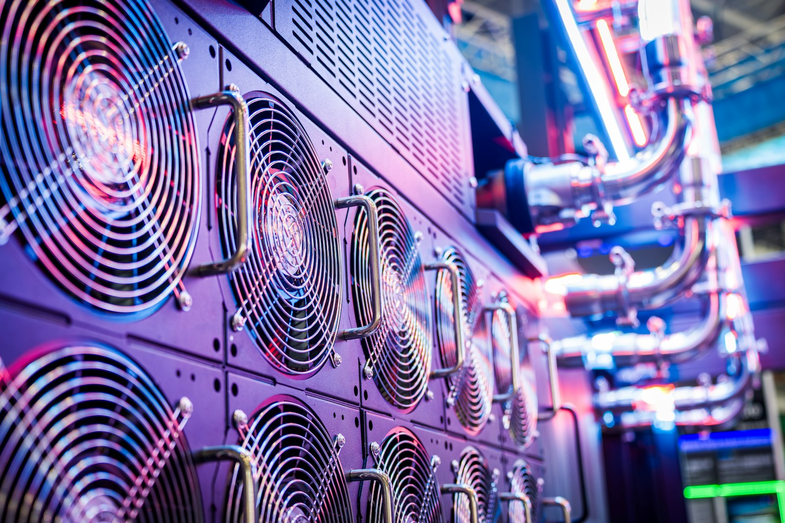 Banco de ventiladores e tubulação de resfriamento de equipamentos em sala técnica de data center