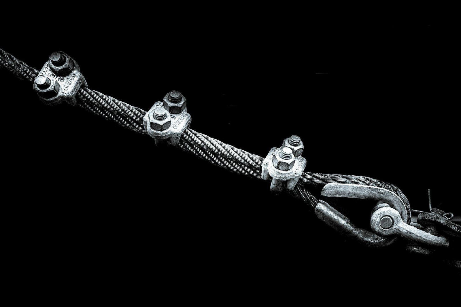 Conectores e emendas, os pontos onde a continuidade costuma se perder.