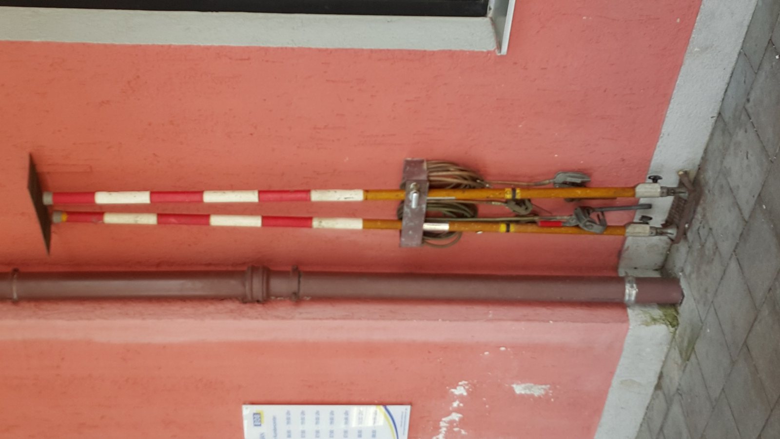 Descida na fachada, perto de esquadrias e de outras partes metálicas.