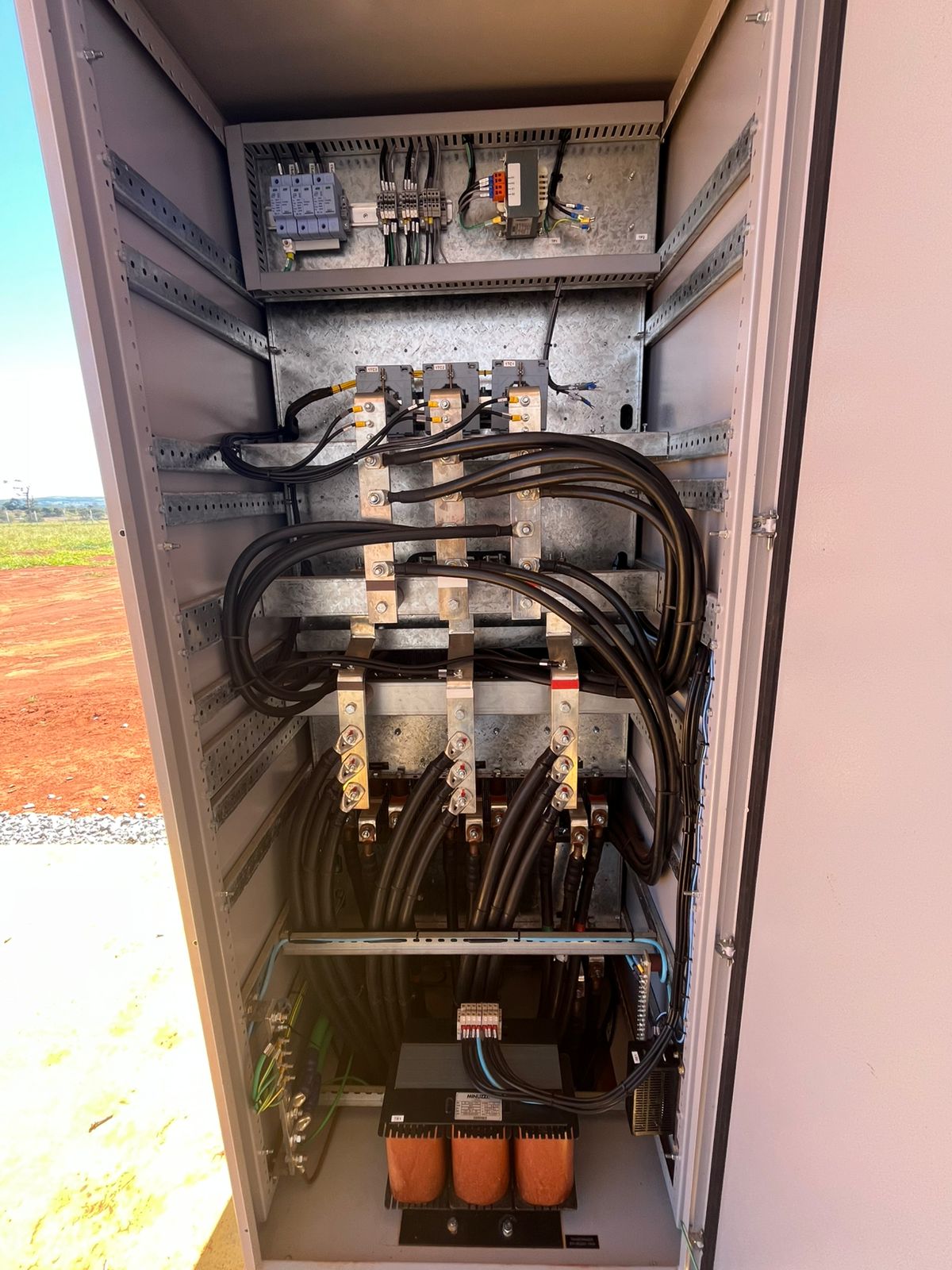 Quadro geral de baixa tensao de skid de usina fotovoltaica com barramentos, transformadores de corrente e dispositivos de protecao contra surtos