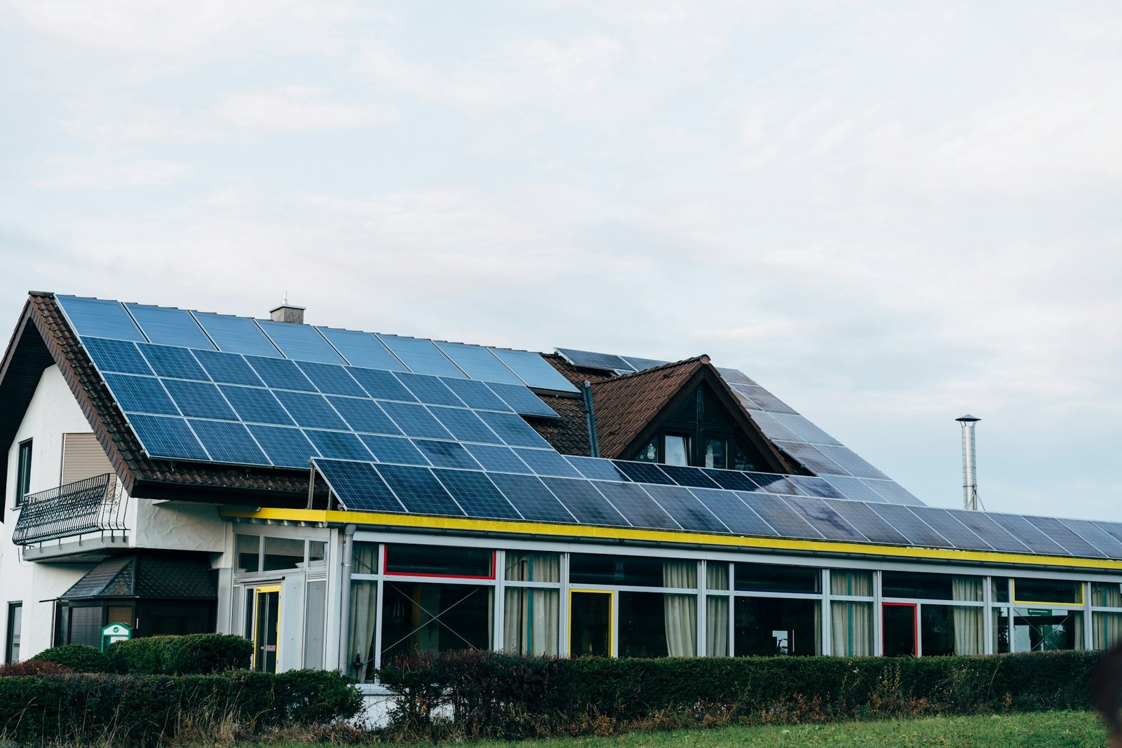 Casa com módulos fotovoltaicos no telhado