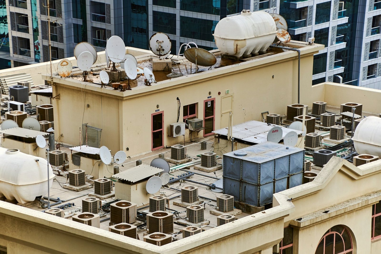 Antenas e condensadoras somadas ao telhado depois do projeto do SPDA.